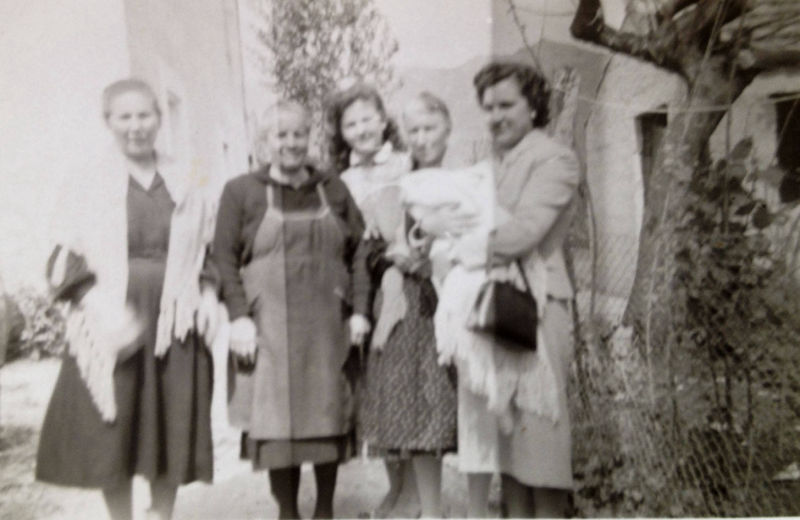 Nonna Antonia, Angelina Quagliozzi detta "Angelina gliu Corse", Anna Torrieri, Zia Maria Giuseppa e Linda Torriero. La bimba in braccio a Zia Linda potrebbe essere Donatella Torrriero.